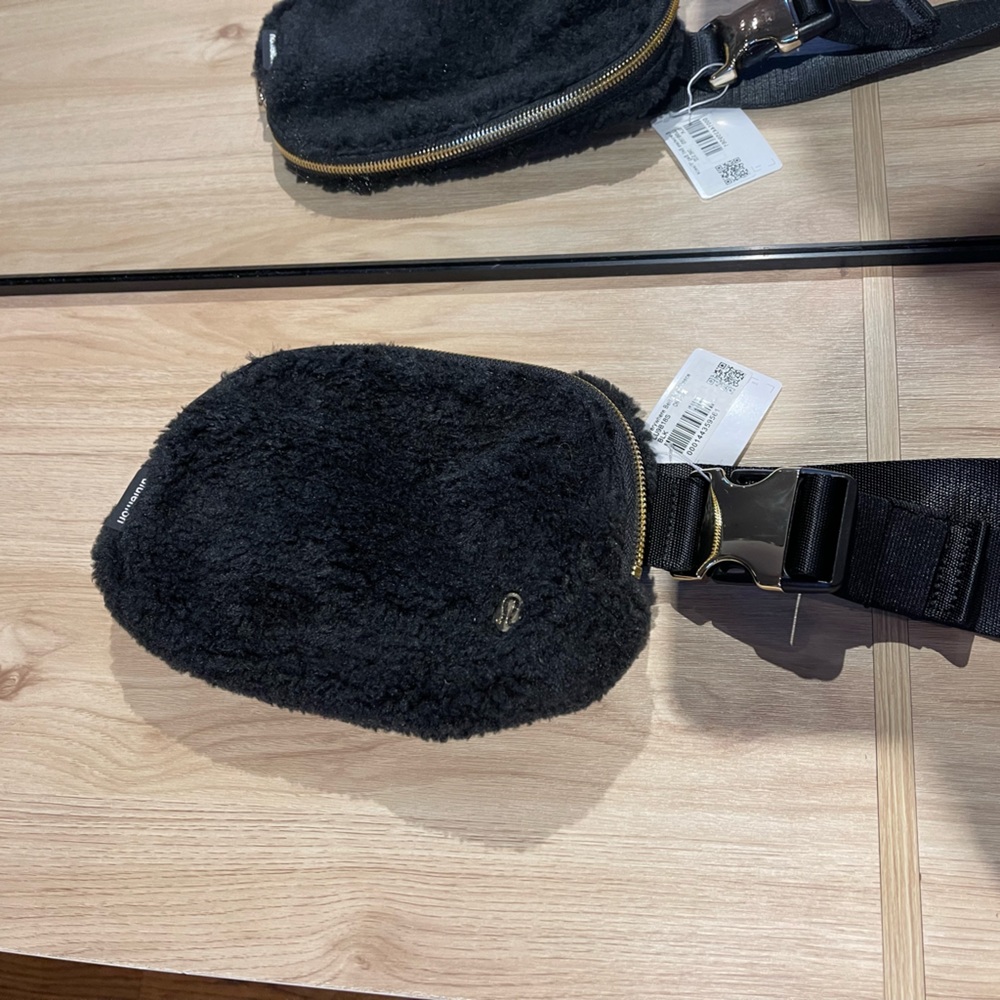 Lululemon everywhere belt bag Sherpa fleece black